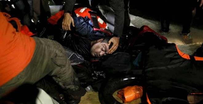 Un refugiado llega inconsciente a las costas de Lesbs. / REUTERS