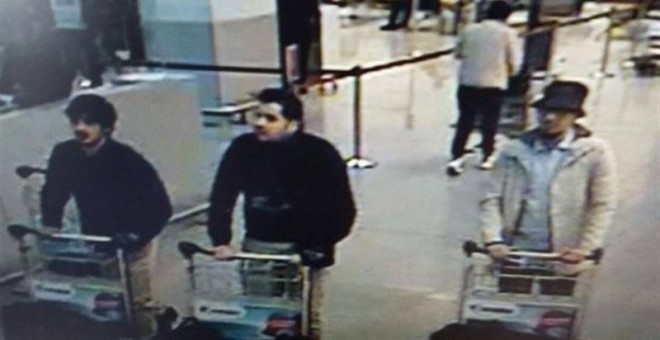 La Policía difunde las imágenes de tres sospechosos del atentado en el aeropuerto de Bruselas. /TWITTER