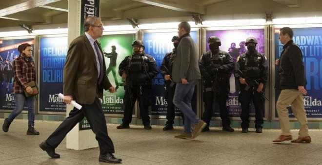 Varios policías de Nueva York vigilan en la estación de Times Square. - JUSTIN LANE / EFE