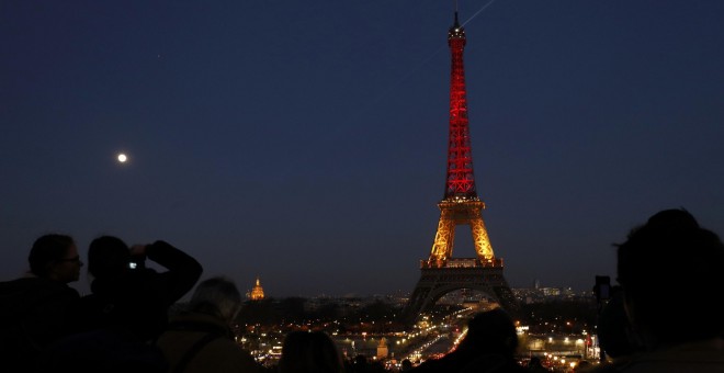 La Torre Eiffel se ilumina con los colores de la bandera belga. - Philippe Wojazer / Reuters