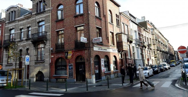 El bar del terrorista suicida de los atentados de París, Brahim Abdeslam, en el barrio de Molenbeek de Bruselas. EMMANUEL DUNAND / AFP