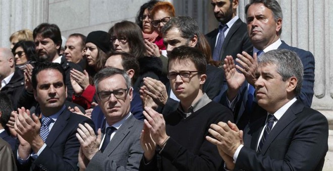 José Manuel Villegas , vicesecretario general de Ciudadanos y los portavoces de Podemos, Íñigo Errejón y Democràcia i Llibertat, Francesc Homs (2i a d), durante el minuto del silencio que la Cámara Baja ha convocado hoy a mediodía como muestra de repulsa