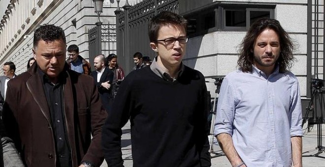 Los diputados de Podemos, Juan Antonio Delgado, Iñigo Errejón y Miguel Vila, tras el minuto del silencio que la Cámara Baja ha convocado hoy a mediodía como muestra de repulsa ante los atentados terroristas de Bruselas. / PACO CAMPOS (EFE)