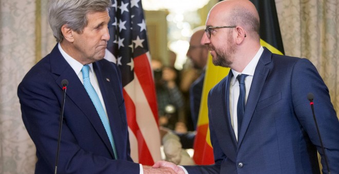 El secretario de Estado de EEUU, John Kerry, con el primer ministro belga, Charles Michel, en la reunión que ambos han mantenido este viernes en Bruselas. REUTERS/Andrew Harnik