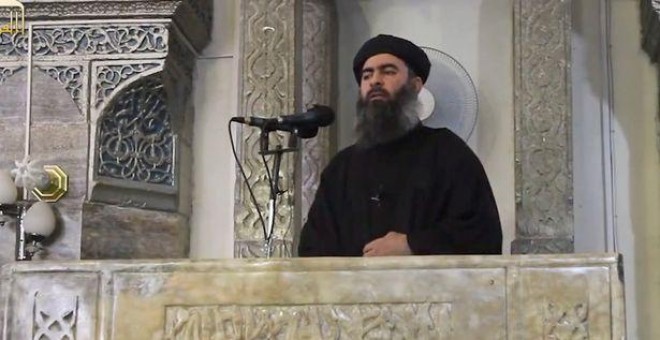 El autoproclamado califa del Estado Islámico, Abu Bakr al Baghdadi, durante su discurso en la mezquita de Mosul en 2014.