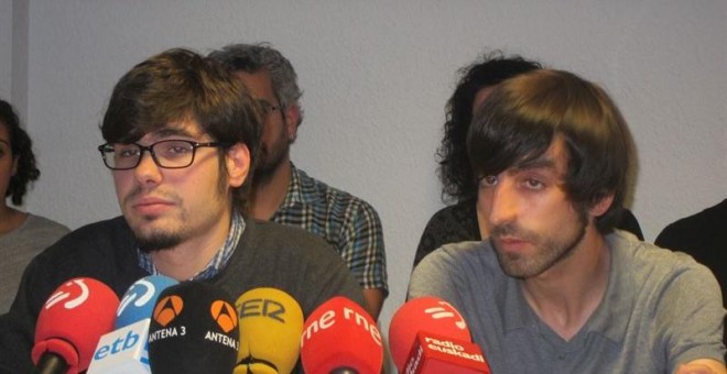 El secretario de Organización de Podemos Euskadi, Lander Martínez, junto al diputado de la formación morada por Vizcaya Eduardo Maura. EUROPA PRESS.
