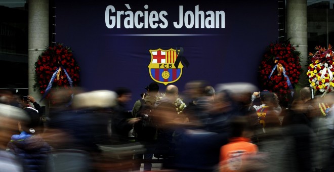 Memorial de Johan Cruyff que se ha abierto esta mañana en el Camp Nou para que los aficionados que lo deseen rindan un homenaje al que fue jugador en las década de los setenta y entrenador a finales de los ochenta y noventa. EFE/Alberto Estévez