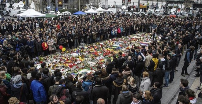 Cientos de personas guardan un minuto de silencio en la Plaza de la Bolsa en Bruselas (Bélgica). EFE/Christophe Petit Tesson