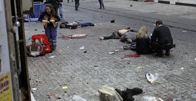 Varias personas ayudan a las víctimas de un atentado en el centro de Estambul.-REUTERS