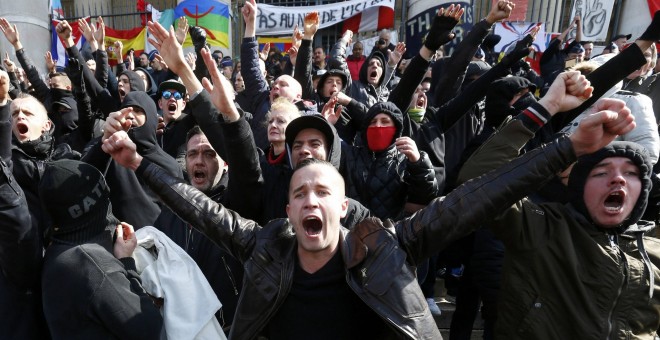 Un grupo de ultraderecha irrumpe en la concentración pacífica en la plaza de la Bolsa de Bruselas. REUTERS/YVES HERMAN