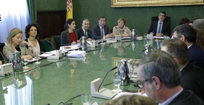 El presidente de la Cámara Baja, Patxi López (d), preside la reunión de la Junta de Portavoces en el Congreso de los Diputados. EFE