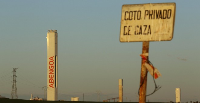 Torres de la planta solar Solucar de Abengoa, en la localidad sevillana de Sanlucar la Mayor. REUTERS/Marcelo del Pozo