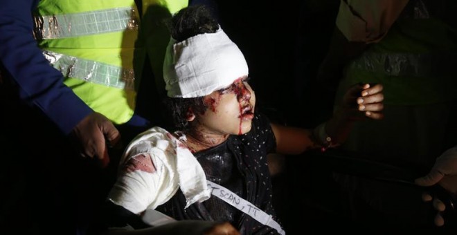 Una niña herida en el atentado de Lahore, Pakistán, es transportada al hospital.- EFE/EPA/RAHAT DAR