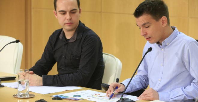 Los concejales de Madrid Pablo Soto (d) y José Manuel Calvo durante la presentación de los resultados de la encuesta ciudadana sobre la renovación de la Plaza de España. EFE/Zipi