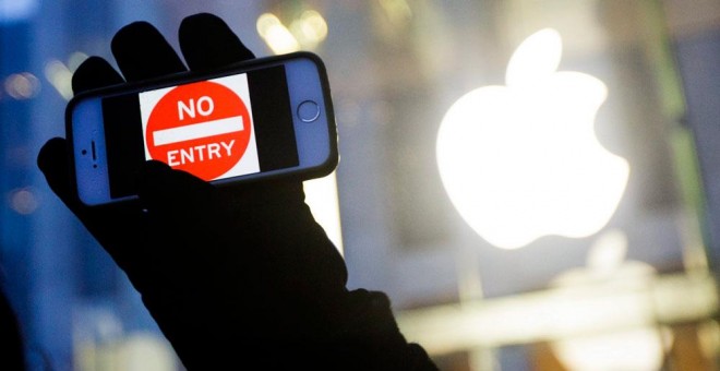 Un iPhone en cuya pantalla se lee: 'Acceso prohibido' durante una manifestación en apoyo a la política de privacidad de la compañía tecnológica, en una tienda Apple en Nueva York. EFE