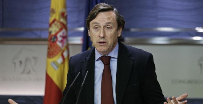 El portavoz parlamentario del PP, Rafael Hernando, durante la rueda de prensa que ha ofrecido hoy tras la reunión de la Junta de Portavoces en en el Congreso. EFE/