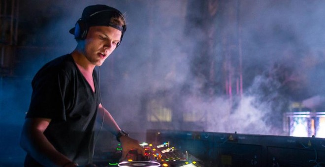 Avicii durante una actuación como DJ.