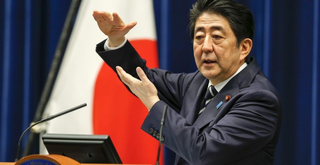 El primer ministro nipón, Shinzo Abe, da una rueda de prensa en su residencia oficial en Tokio (Japón). EFE/Kimimasa Mayama