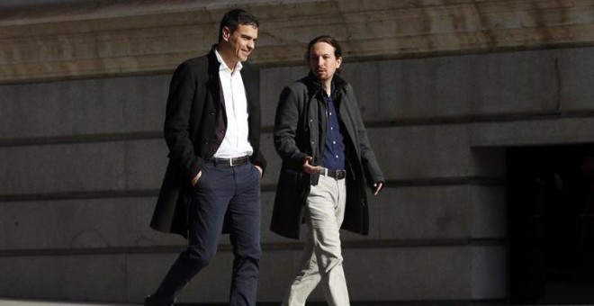 Pablo Iglesias y Pedro Sánchez, en su llegada juntos al Congreso antes de su reunión. EFE/J. J. Guillén