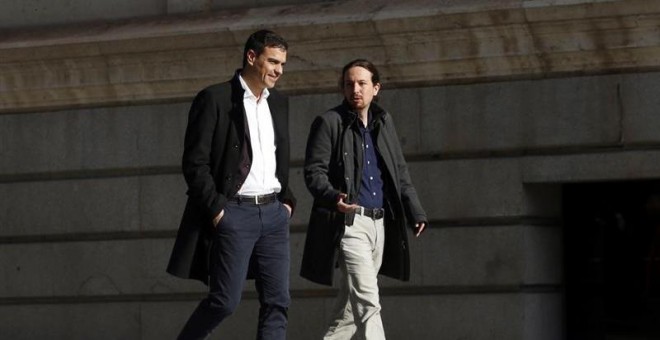 Pablo Iglesias y Pedro Sánchez, en su llegada juntos al Congreso antes de su reunión. EFE/J. J. Guillén