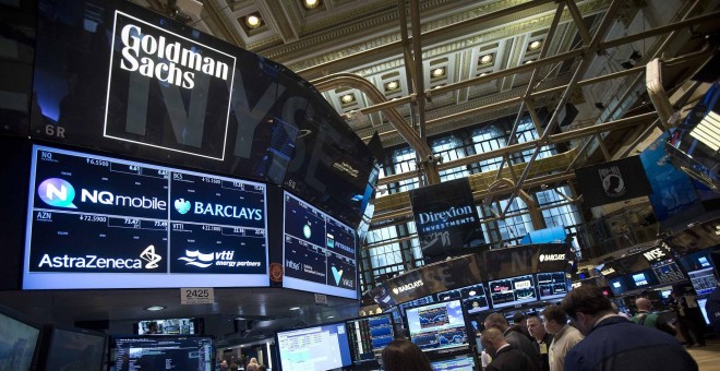 Un panel del banco Goldman Sachs en la bolsa de Wall Street. REUTERS