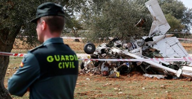 Tres personas han muerto al estrellarse este mediodía una avioneta, que había salido del aeródromo de Sabadell (Barcelona), entre las localidades madrileñas de Perales de Tajuña y Valdilecha cuando de dirigía al aéródromo de Cuatro Vientos, en Madrid. EFE