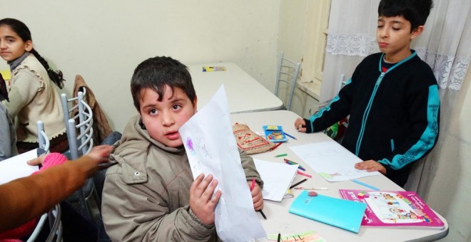 Niños sirios reciben clases de dibujo en un orfanato de Gaziantep, en Turquía. / CORINA TULBURE