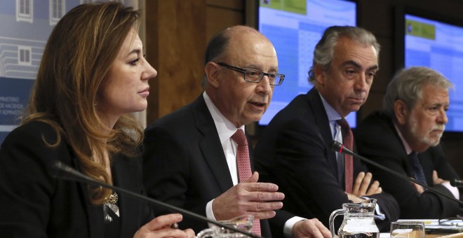 El ministro de Hacienda en funciones, Cristóbal Montoro, junto a los secretarios de Estado dePresupuestos, Marta Fernández Currás, de Hacienda, Miguel Ferre, y de Administraciones Públicas, Antonio Beteta, en la rueda de prensa para explicar los datos de