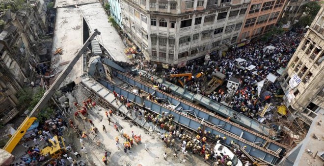 Al menos 19 muertos y decenas de atrapados al derrumbarse un puente en India./REUTERS