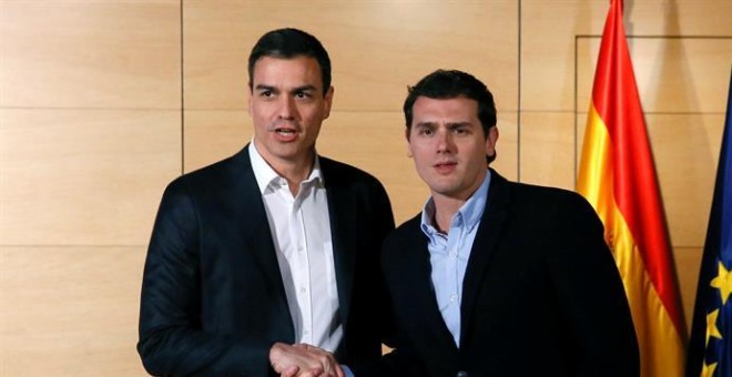 El presidente de Ciudadanos, Albert Rivera (d), y el secretario general del PSOE, Pedro Sánchez, en la reunión que mantuvieron el martes. /EFE