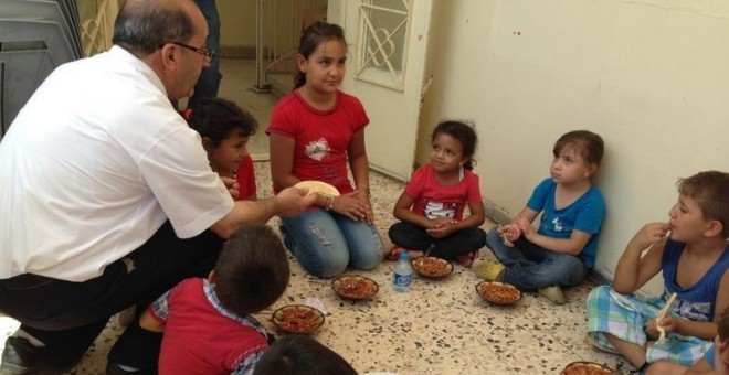 La parroquia del padre Carlos ofrece comidas a las familias iraquíes asentadas en su barrio de Amán.