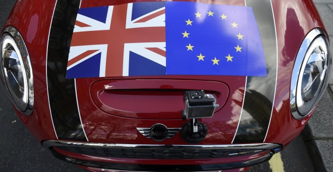 Un coche con una bandera de la Unión y de la bandera de la Unión Europea sobre el capó, en Londres. REUTERS/Toby Melville