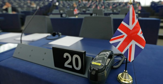 Una bandera británica en el escritorio del líder del UKIP y el MEP, en el Parlamento Europeo en Estrasburgo