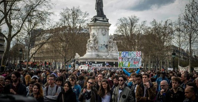 Jóvenes franceses se reúnen en asamblea en la Plaza de la República de París con la reforma laboral anunciada por el Gobierno galo.- EFE/EPA/CHRISTOPHE PETIT TESSON