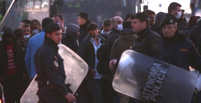 Policías antidisturbios vigilan la deportación de refugiados de Lesbos a Turquía.- EPA/EFE