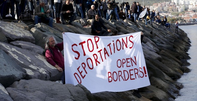 Activistas en Dikili muestran una pancarta reclamando la apertura de las fronteras y la paralización de las deportaciones. REUTERS/Murad Sezer