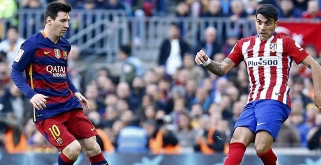 Messi contra Augusto en el último encuentro entre el Barça y el Atlético.