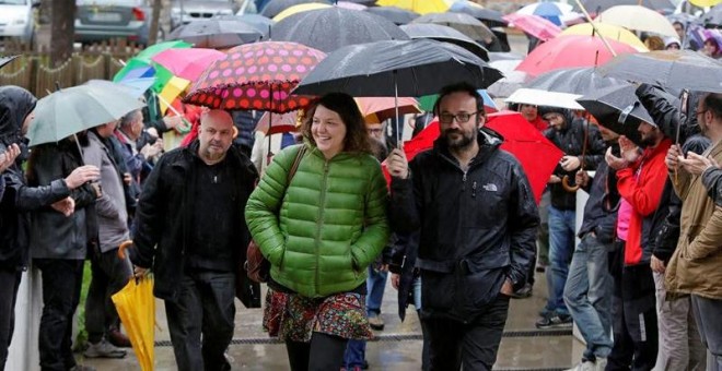 La alcaldesa de Berga, Montse Venturós (CUP), acompañada del diputado y abogado de la CUP Benet Salellas(d) , a su llegada hoy a los juzgados de Berga (Barcelona). /EFE