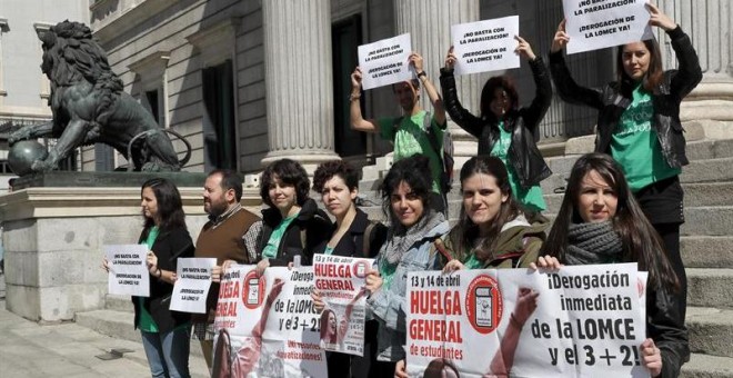 Protesta del Sindicato de Estudiantes ante el Congreso de los Diputados. / CHEMA MOYA (EFE)