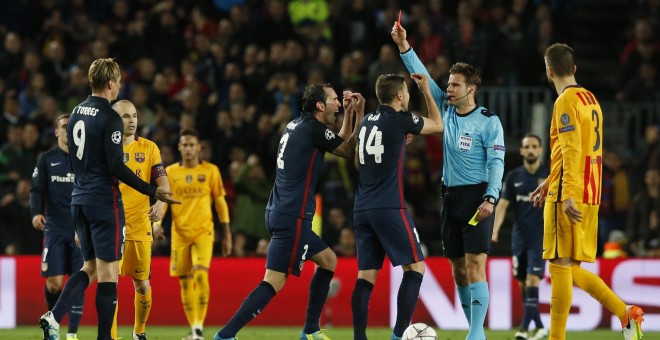 El árbitro expulsa a Fernando Torres ante las protestas de los jugadores del Atlético. - REUTERS