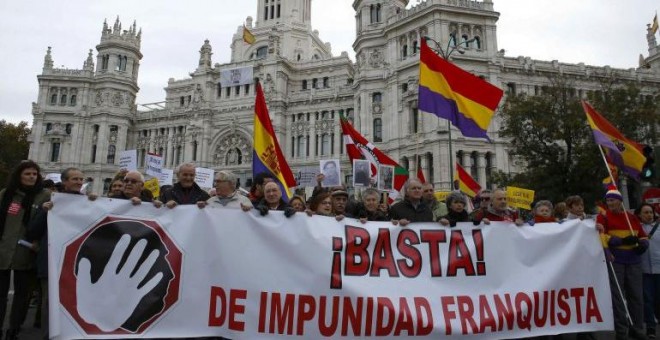 Manifestación estatal por la Memoria Histórica con el lema "Basta de impunidad franquista. Por un compromiso político y electoral con las víctimas del franquismo" en Madrid que se celebró el pasado mes de noviembre / Paco Campos (EFE)