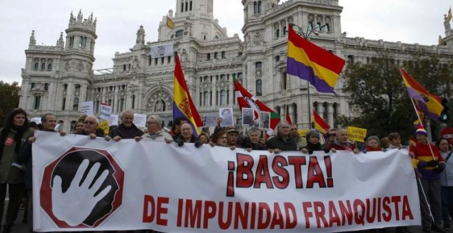 Manifestación estatal por la Memoria Histórica con el lema 'Basta de impunidad franquista. Por un compromiso político y electoral con las víctimas del franquismo' en Madrid que se celebró el pasado mes de noviembre / Paco Campos (EFE)