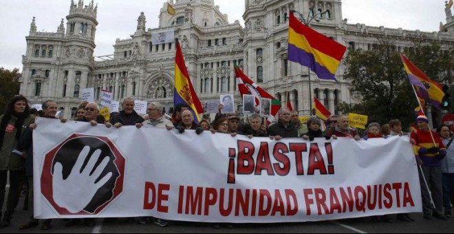 Manifestación estatal por la Memoria Histórica con el lema 'Basta de impunidad franquista. Por un compromiso político y electoral con las víctimas del franquismo' en Madrid que se celebró el pasado mes de noviembre / Paco Campos (EFE)