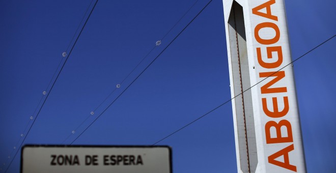 Detalle de una de las torres de la planta solar Solucar, de Abengoa, en la localidad sevillana de Sanlúcar la Mayor. - REUTERS
