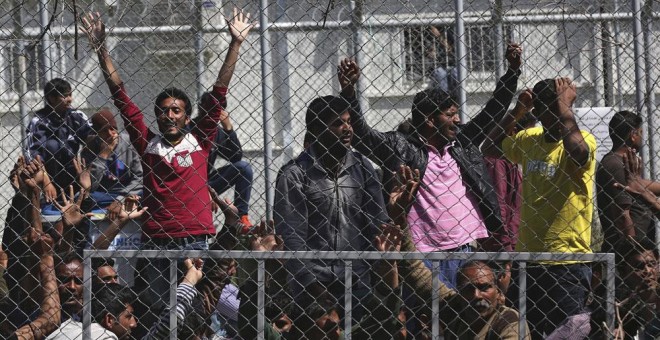 Migrantes afganos y paquistaníes participan en una protesta en contra de las deportaciones en un campamento para refugiados en la isla de Lesbos, Grecia. EFE