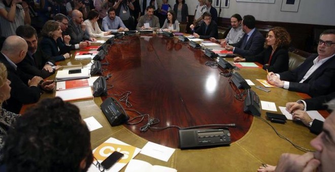 Vista general de la reunión de los equipos negociadores del PSOE,Podemos y Ciudadanos, para explorar la posibilidad de negociar un acuerdo de gobierno, hoy en el Congreso de los Diputados. EFE/Paco Campos