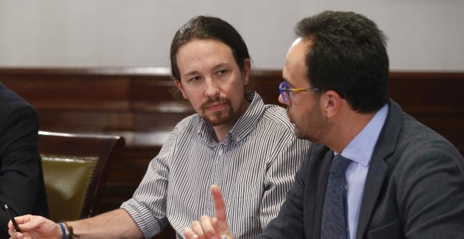 El líder de Podemos, Pablo Iglesias (i), y el portavoz socialista Antonio Hernando (d), durante la reunión que PSOE, Podemos y Ciudadanos mantienen hoy en el Congreso de los Diputados para explorar la posibilidad de negociar un acuerdo de gobierno. EFE/Pa