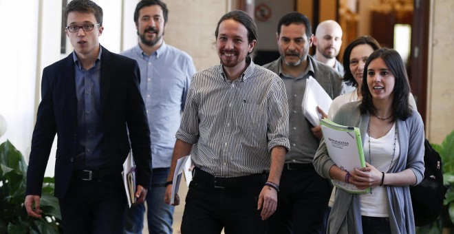 El equipo negociador de Podemos integrado por su líder, Pablo Iglesias (c), el portavoz parlamentario Íñigo Errejón (i), Irene Montero (d) y Carolina Bescansa (detrás), entre otros, a su llegada a la reunión con PSOE y Ciudadanos para explorar la posibili