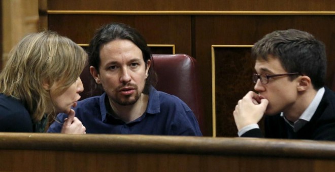 Tania Sánchez en el Congreso junto a Pablo Iglesias e Iñigo Errejón. EFE