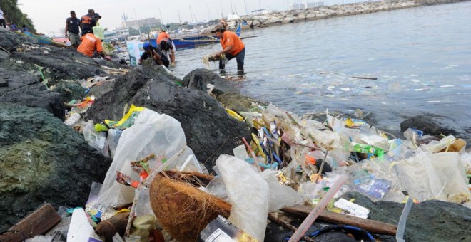 Bolsas de plástico y otra basura en una playa en la Bahí ade Manila. JAY DIRECTO / AFP